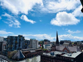 Lovely downtown 2 bedroom condo with free parking